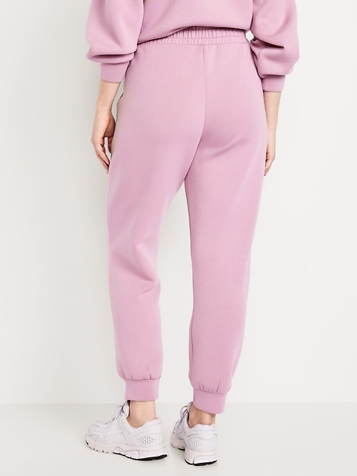 L'image numéro 6 présente Pantalon de jogging en molleton qui reprend sa forme à taille haute