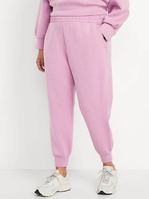 L'image numéro 7 présente Pantalon de jogging en molleton qui reprend sa forme à taille haute