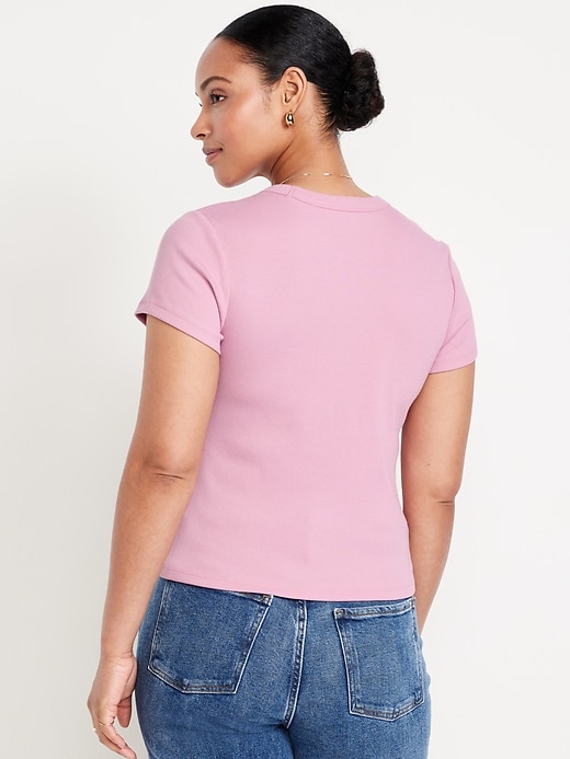 L'image numéro 4 présente T-shirt court moulant