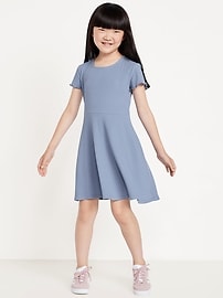 L'image numéro 1 présente Robe ajustée et évasée côtelée à manches courtes pour fille