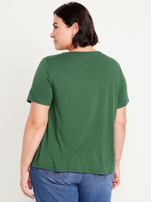 L'image numéro 7 présente T-shirt luxueux à col en V