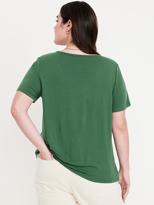 L'image numéro 5 présente T-shirt luxueux à col en V