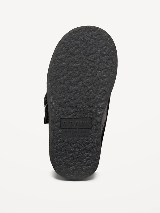 L'image numéro 4 présente Chaussures Charles IX à double boucle en similicuir scintillant pour toute-petite fille