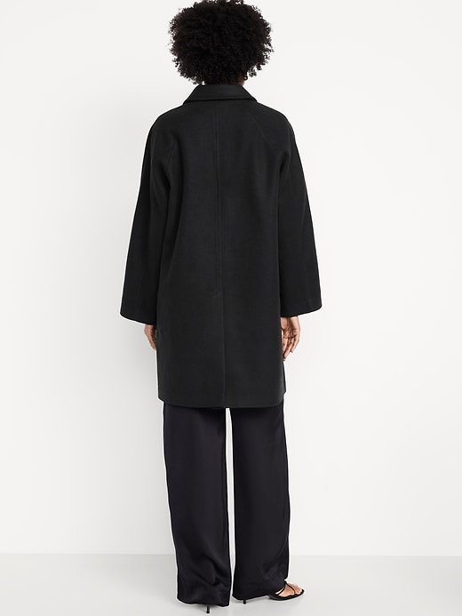 L'image numéro 2 présente Manteau hydrorésistant boutonné sur le devant