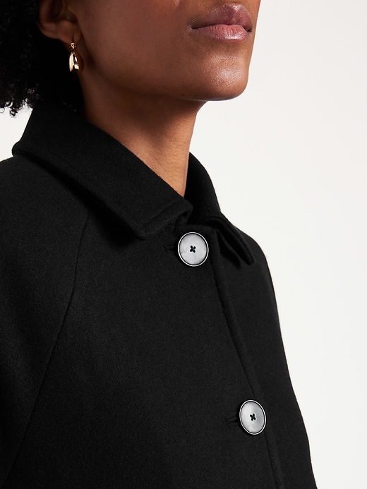 L'image numéro 5 présente Manteau hydrorésistant boutonné sur le devant