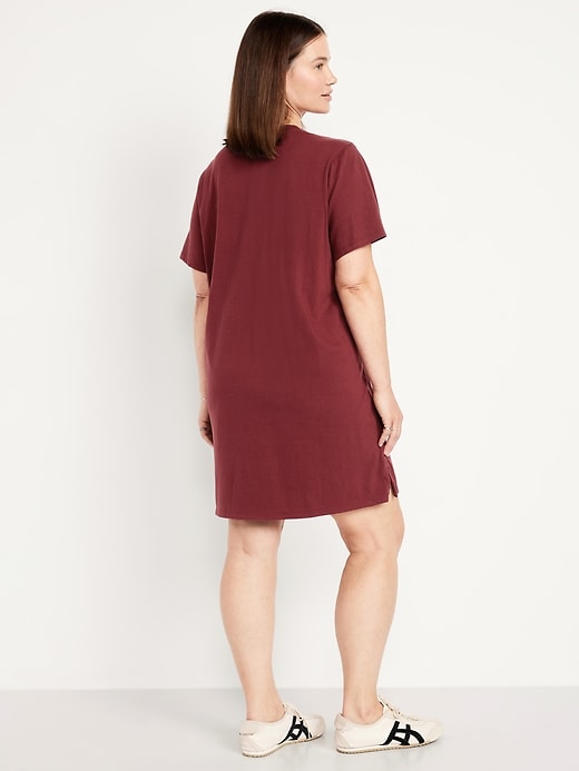 L'image numéro 6 présente Robe t-shirt courte rétro