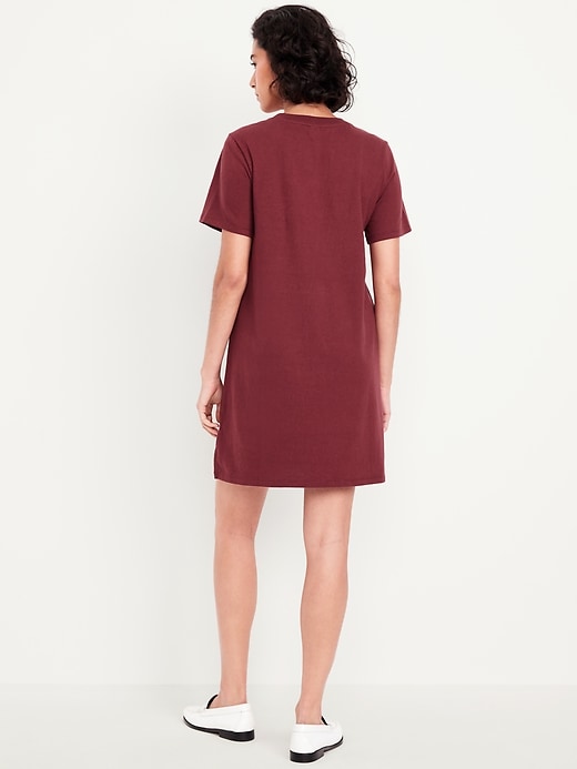 L'image numéro 2 présente Robe t-shirt courte rétro