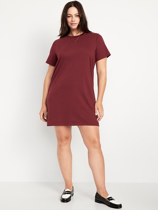 L'image numéro 4 présente Robe t-shirt courte rétro