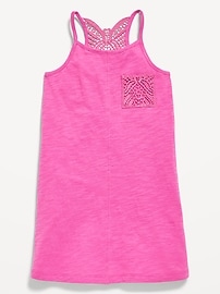L'image numéro 1 présente Robe sans manches à dos nageur en crochet pour toute-petite fille