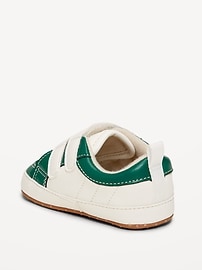 L'image numéro 3 présente Chaussures de sport en similicuir à deux brides en velcro pour bébé