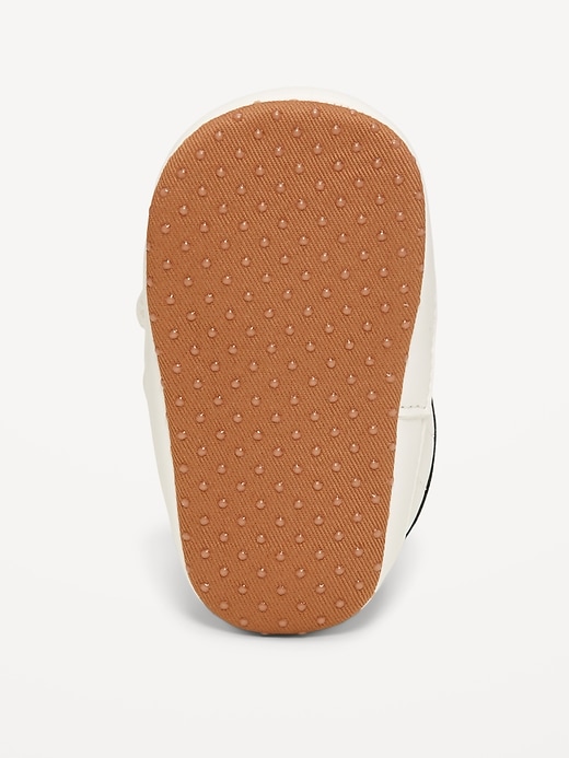 L'image numéro 4 présente Chaussures de sport en similicuir à deux brides en velcro pour bébé