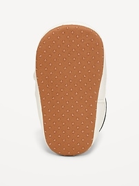 L'image numéro 4 présente Chaussures de sport en similicuir à deux brides en velcro pour bébé