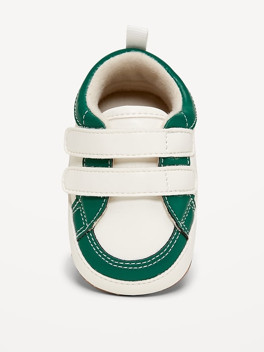 L'image numéro 2 présente Chaussures de sport en similicuir à deux brides en velcro pour bébé