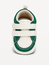 L'image numéro 2 présente Chaussures de sport en similicuir à deux brides en velcro pour bébé