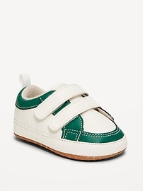 L'image numéro 1 présente Chaussures de sport en similicuir à deux brides en velcro pour bébé