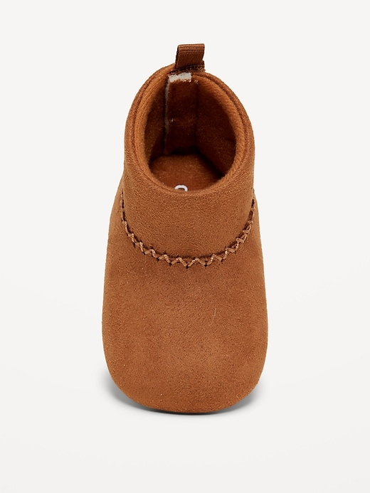 L'image numéro 2 présente Chaussons mocassins en suédine unisexes pour bébé