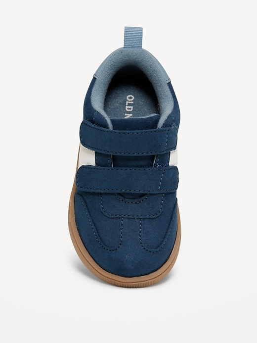 L'image numéro 2 présente Chaussures de sport en suédine à fermeture velcro double pour tout-petit garçon