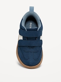 L'image numéro 2 présente Chaussures de sport en suédine à fermeture velcro double pour tout-petit garçon