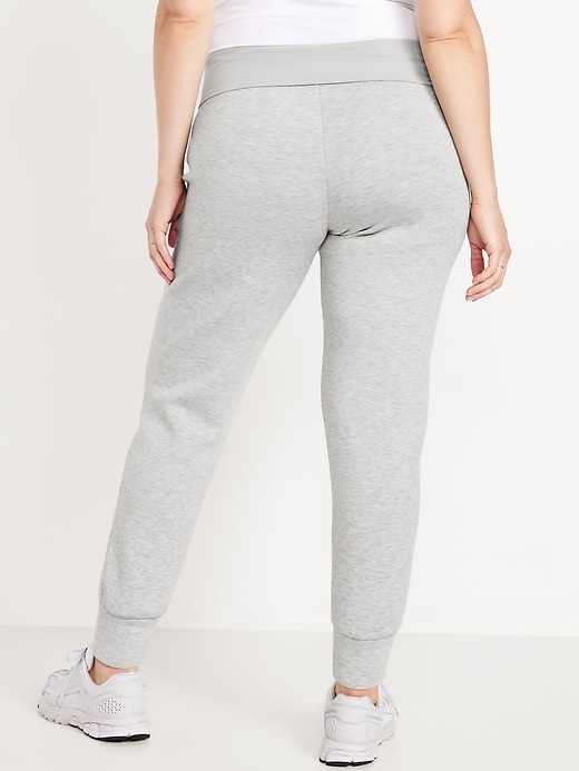 L'image numéro 4 présente Pantalon de jogging en molleton raffiné à taille rabattable de maternité