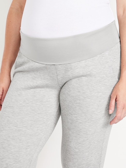 L'image numéro 7 présente Pantalon de jogging en molleton raffiné à taille rabattable de maternité