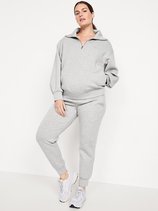 L'image numéro 5 présente Pantalon de jogging en molleton raffiné à taille rabattable de maternité