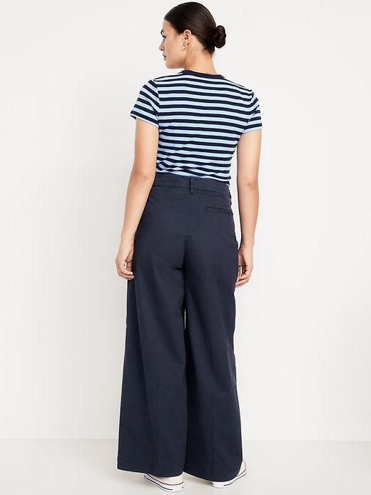 L'image numéro 5 présente Chino à jambe ultra-large à taille très haute