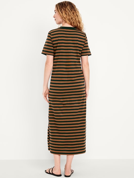 L'image numéro 2 présente Robe t-shirt longue rétro