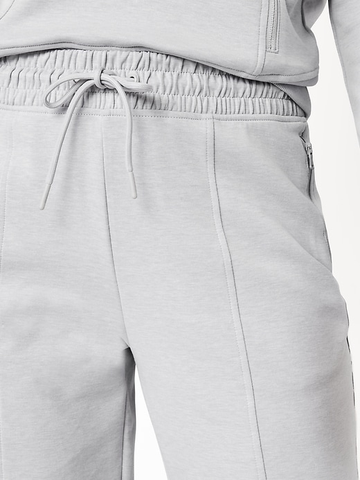 L'image numéro 3 présente Pantalon cargo à taille haute en Molleton dynamique