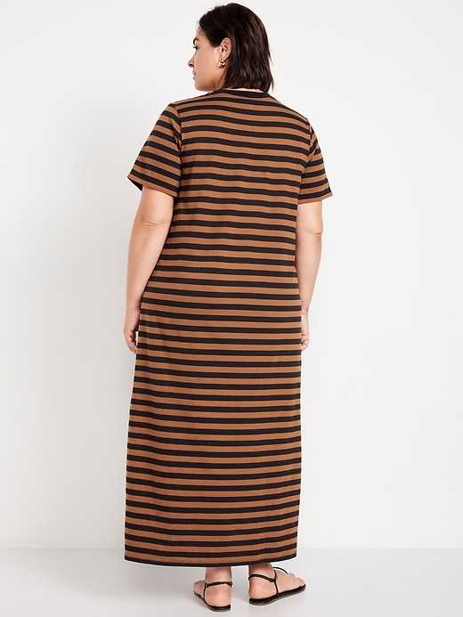 L'image numéro 5 présente Robe t-shirt longue rétro