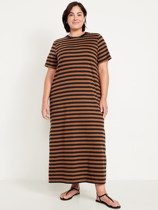 L'image numéro 4 présente Robe t-shirt longue rétro