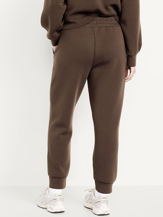 L'image numéro 4 présente Pantalon de jogging en molleton qui reprend sa forme à taille haute