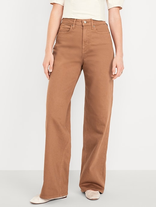 L'image numéro 2 présente Jean à jambe large et à taille très haute