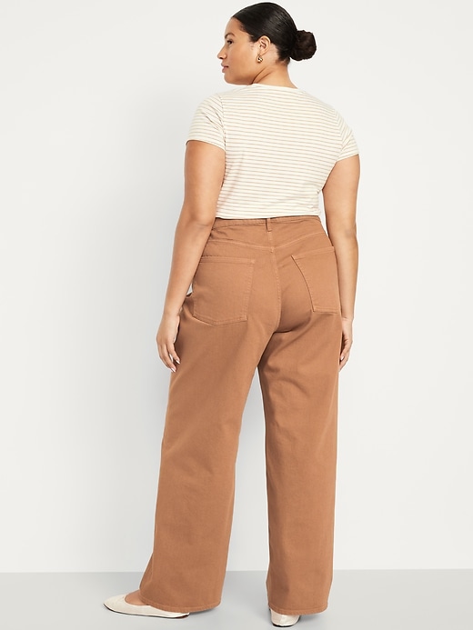 L'image numéro 8 présente Jean à jambe large et à taille très haute