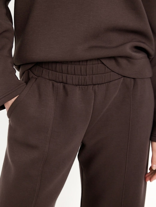 L'image numéro 3 présente Pantalon jambe large à taille haute en molleton qui reprend sa forme