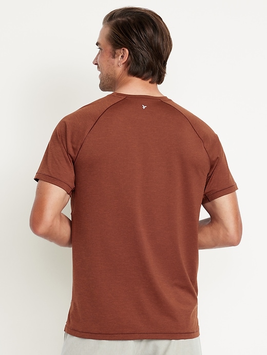 L'image numéro 2 présente T-shirt Performance étroit à fentes