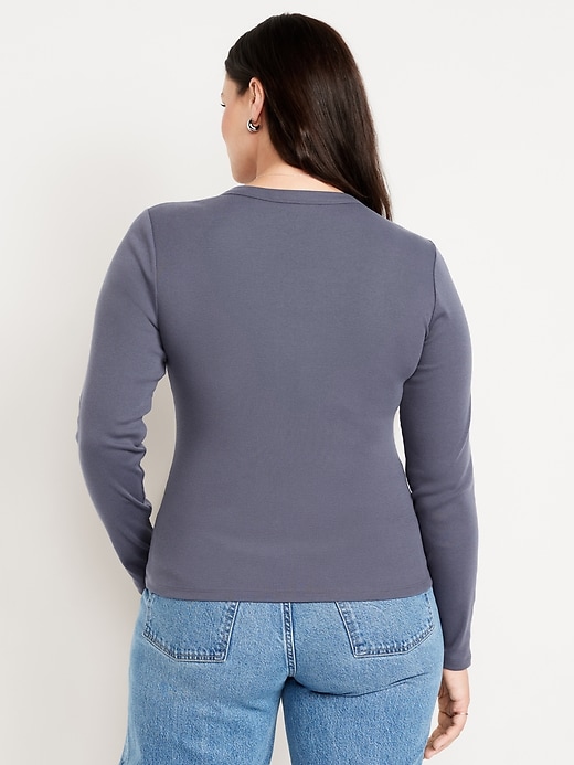 L'image numéro 5 présente T-shirt ajusté à col rond et à manches longues
