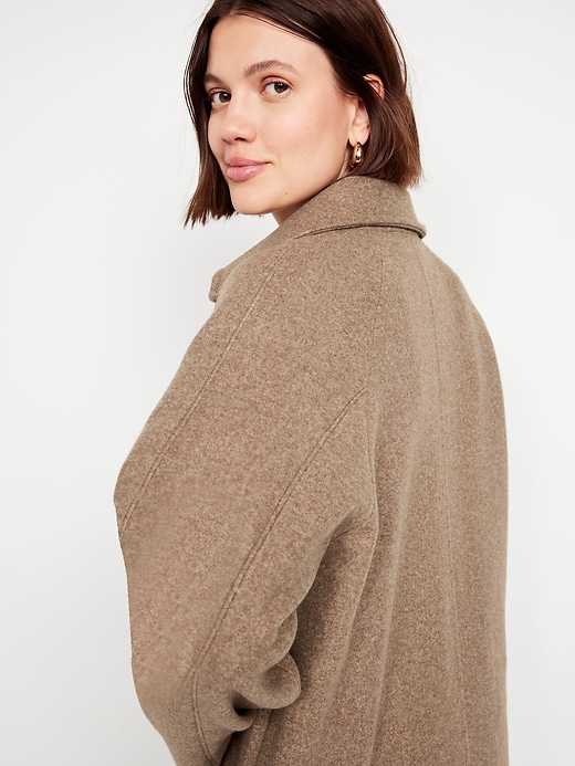 L'image numéro 6 présente Manteau hydrorésistant boutonné sur le devant