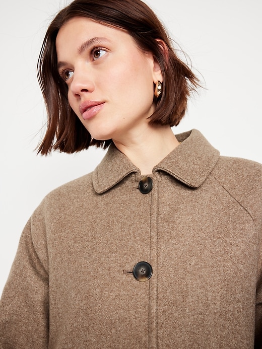 L'image numéro 5 présente Manteau hydrorésistant boutonné sur le devant