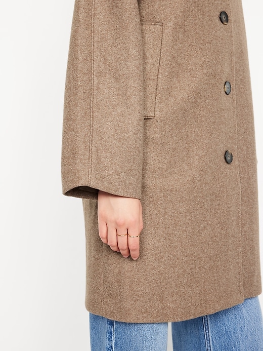 L'image numéro 4 présente Manteau hydrorésistant boutonné sur le devant
