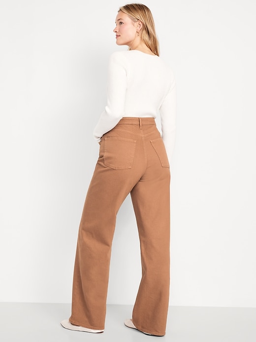 L'image numéro 7 présente Jean à jambe large et à taille très haute
