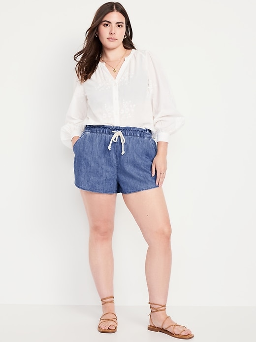 L'image numéro 4 présente Short à coupe volumineuse en denim à taille mi-basse