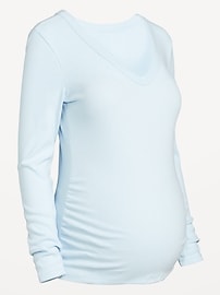L'image numéro 2 présente T-shirt moulant à col en V de maternité