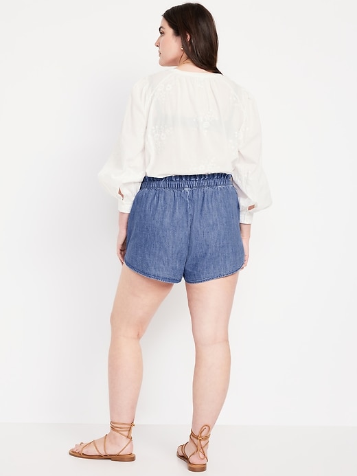 L'image numéro 5 présente Short à coupe volumineuse en denim à taille mi-basse