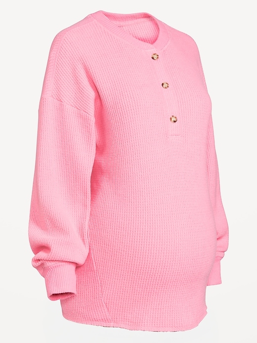 L'image numéro 2 présente Haut henley surdimensionné en tricot gaufré douillet de maternité