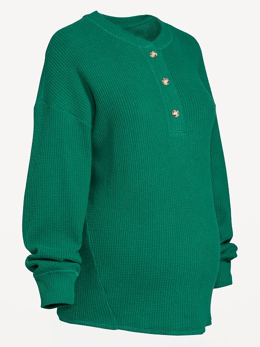 L'image numéro 2 présente Haut henley surdimensionné en tricot gaufré douillet de maternité