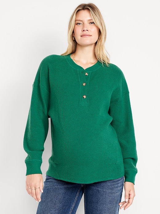 L'image numéro 1 présente Haut henley surdimensionné en tricot gaufré douillet de maternité