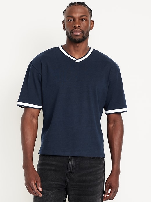 L'image numéro 1 présente T-shirt court à col en V en tissu épais