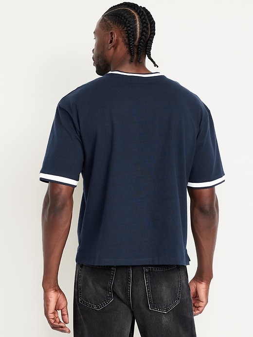 L'image numéro 2 présente T-shirt court à col en V en tissu épais