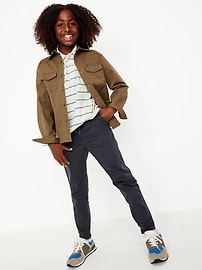 L'image numéro 2 présente Pantalon chino techno effilé à extensibilité intégrée pour Garçon