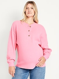 L'image numéro 1 présente Haut henley surdimensionné en tricot gaufré douillet de maternité